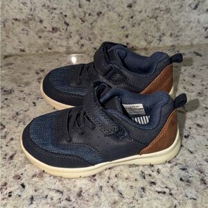 OshKosh B'gosh size 8 Navy and Brown toddler Sneakers